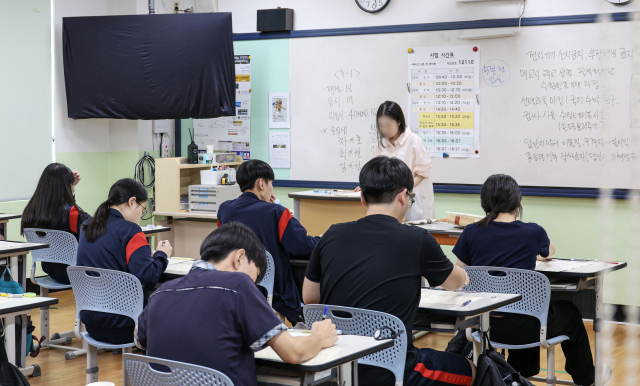 9월 모의평가 이후 수능까지는 수시 원서로 인한 어수선한 분위기, 조급함 등으로 리듬을 잃기 쉽다. 지난 2일 진행된 2027학년도 대학수학능력시험 9월 모의평가 모습. 이원준 기자 lwj@