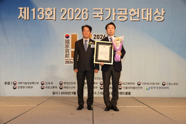 한수원이 '2026 국가공헌대상'에서 3회 연속 수상하며 지속가능경영 능력을 인정 받았다. 오른쪽부터 한장희 한수원 기획본부장, 김덕한 조선비즈 편집국장. 한수원 제공