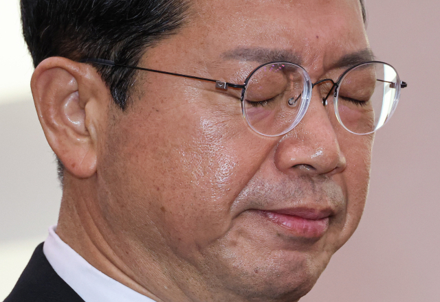 김승원 법무부 장관 후보자가 15일 국회 법제사법위원회에서 열린 인사청문회에서 가족 관련 질문에 답변하는 도중 눈물을 흘리고 있다. 연합뉴스