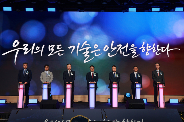 ‘제33회 대한민국 가스안전대상’이 15일 서울 한국과학기술회관에서 개최됐다. (왼쪽부터) 신동일 가스기술기준위원장, 이봉우 국립과학수사연구원장, 박경국 한국가스안전공사 사장, 양기욱 산업통상부 산업자원안보실장, 남화영 한국전기안전공사 사장, 장종일 한국가스공사 부사장, 송재호 한국도시가스협회장. 가스안전공사 제공