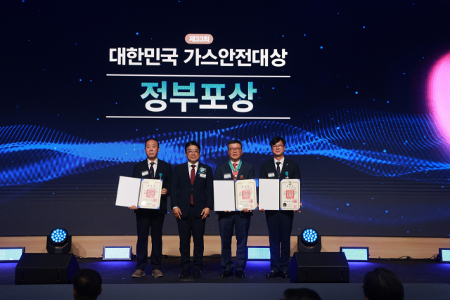 '제33회 대한민국 가스안전대상' 정부포상 기념 사진. (왼쪽부터) 산업포장 수상자인 천성흔 (주)한비크라이오 대표이사, 양기욱 산업통상부 산업자원안보실장, 은탑산업훈장 수상자인 안영훈 동북아LNG허브터미널(주) 대표이사, 산업포장 수상자인 이상근 코오롱인더스트리(주) 상무. 가스안전공사 제공
