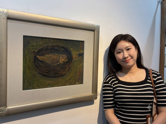 고 박병제 화백의 딸인 유란 씨가 고인의 작품 옆에서 포즈를 취했다. 작품 제목과 제작 연도 미상인 이 작품은 유란 씨도 처음 본 것이라면서 반가워했다. 김은영 기자 key66@