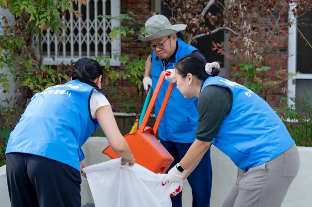 안병길 한국해양진흥공사와 임직원으로 구성된 ‘코비씨(KOBC) 바다사랑 봉사대’ 대원들이 지난 15일 오후 부산 새빛기독보육원에서 환경정화 활동을 하고 있다. 해진공 제공