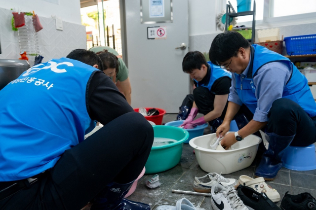 한국해양진흥공사 임직원으로 구성된 ‘코비씨(KOBC) 바다사랑 봉사대’ 대원들이 15일 오후 부산 새빛기독보육원에서 아이들의 운동화를 세탁하는 등 봉사활동에 나섰다. 해진공 제공