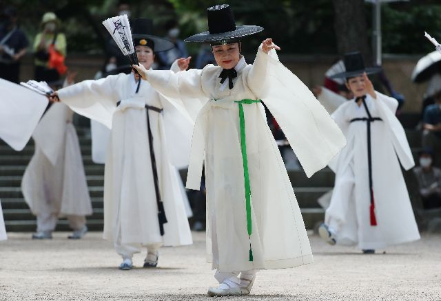 이번 주말 금강공원에서 동래민속예술축제가 열린다. 사진은 동래한량춤 공연 모습. 부산일보DB