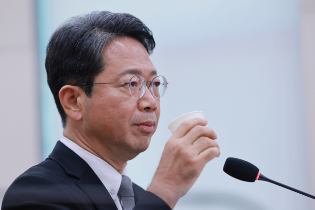 김승원 법무부 장관 후보자가 15일 국회 법제사법위원회에서 열린 인사청문회에서 물을 마시고 있다. 연합뉴스
