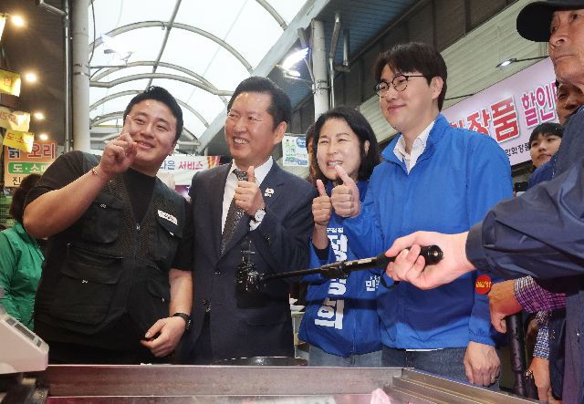 민주당 정청래 대표와 하정우 부산 북갑 국회의원 보궐선거 후보가 지난 5월 부산 구포시장에서기념사진을 찍고 있다. 부산일보DB