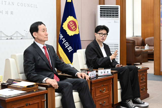 17일 부산시의회를 찾은 무소속 한동훈(오른쪽) 의원이 강무길 시의회 의장 등과 면담을 진행하고 있다. 부산시의회 제공