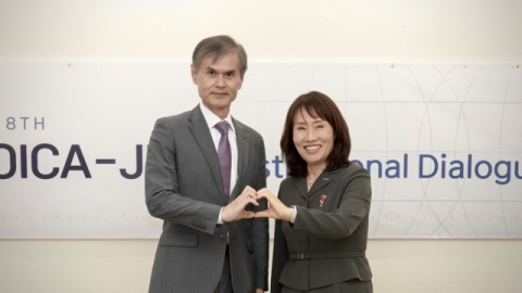 17일 9년 만에 열린 코이카-자이카 제8차 정례협의회에서 코이카 도영아 지역사업Ⅱ 본부 이사와 자이카 마쓰모토 가쓰오(Katsou Matsumoto) 대외 파트너십 이사가 기념사진을 찍고 있다. 코이카 제공