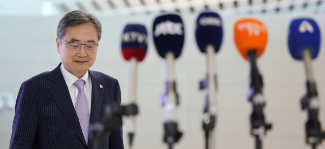 조현 외교부 장관이 17일 인천 영종도 인천국제공항 제2여객터미널에서 한미 외교장관회담을 위해 출국하며 취재진 질문에 대답하기 위해 마이크 앞으로 향하고 있다. 연합뉴스