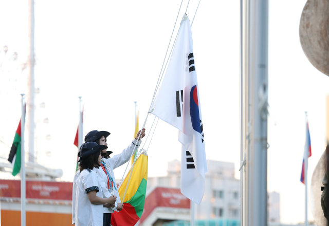 2026 아이치·나고야 아시안게임 개막을 이틀 앞둔 17일 일본 나고야항 선수단 숙소 인근 광장에서 열린 대한민국 선수단 선수촌 환영행사에서 태극기가 게양되고 있다. 연합뉴스