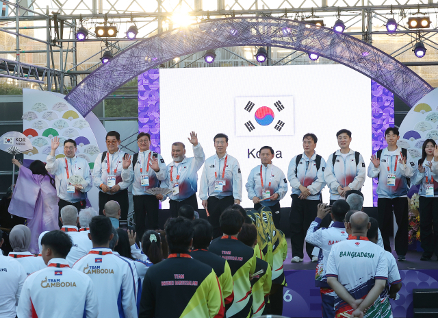 2026 아이치·나고야 아시안게임 개막을 이틀 앞둔 17일 일본 나고야항 선수단 숙소 인근 광장에서 이상현 선수단장과 선수단 임원들이 참석한 가운데 선수촌 환영행사가 열리고 있다. 연합뉴스