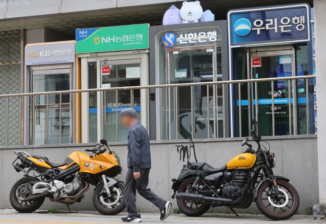 주요 시중은행이 정기예금 금리를 높이며 고객 유치에 열을 올리고 있다. 바야흐로 고금리 시대의 도래를 시사하는 은행권 자금 흐름에 관심이 쏠린다. 사진은 13일 서울시내 현금인출기. 연합뉴스