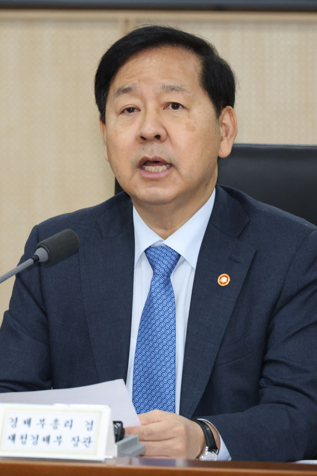 구윤철 부총리 겸 재정경제부 장관이 18일 오전 세종시 정부세종청사에서 비상경제본부 회의 겸 경제관계장관회의를 주재하고 있다. 연합뉴스