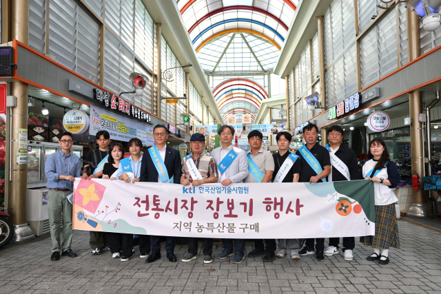 추석 명절 전통시장 장보기 행사에 참여한 관계자들이 기념사진을 촬영하고 있다. (왼쪽부터) 진주중앙시장 오우균 상인회 사무장, KTL 최대실 사무원·김지윤 행정원·최지수 인턴, 진주중앙시장 김동국 상인회장, KTL 김대성 사회적가치 운영위원장·이충원 본부장, 진주청과시장 김영주 상인회장, KTL 이동헌 행정원, 진주청과시장 이종원 상인회 이사, KTL 심우용 실장·박진솔 행정원. KTL 제공
