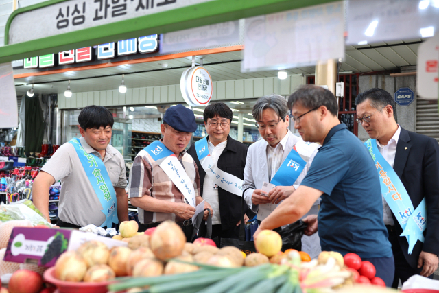 장보기 행사에 참여한 KTL 김대성 사회적가치 운영위원장, 이충원 경영지원본부장 등이 진주 중앙시장에서 물품을 구매하고 있다. KTL 제공