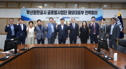 부산항만공사 송상근 사장(가운데)과 해외대표부 직원들이 기념촬영을 하고 있다. 부산항만공사 제공