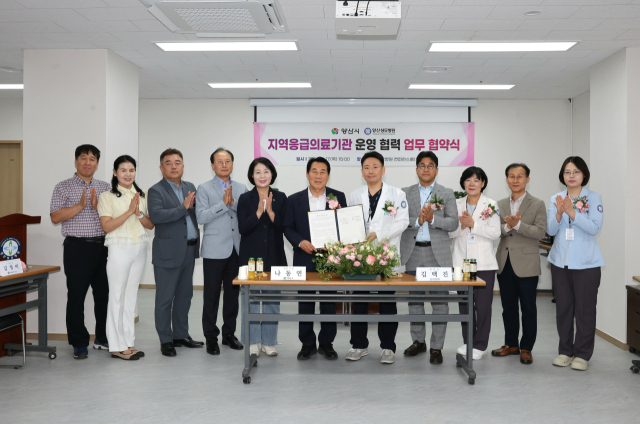 양산시는 지난 17일 양산성모병원과 ‘지역응급의료기관 운영 협력 업무협약’을 체결한 뒤 기념사진을 찍고 있다. 양산시 제공