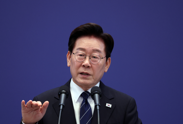 이재명 대통령이 18일 청와대 영빈관에서 열린 기자회견에서 취재진 질문에 답하고 있다. 연합뉴스