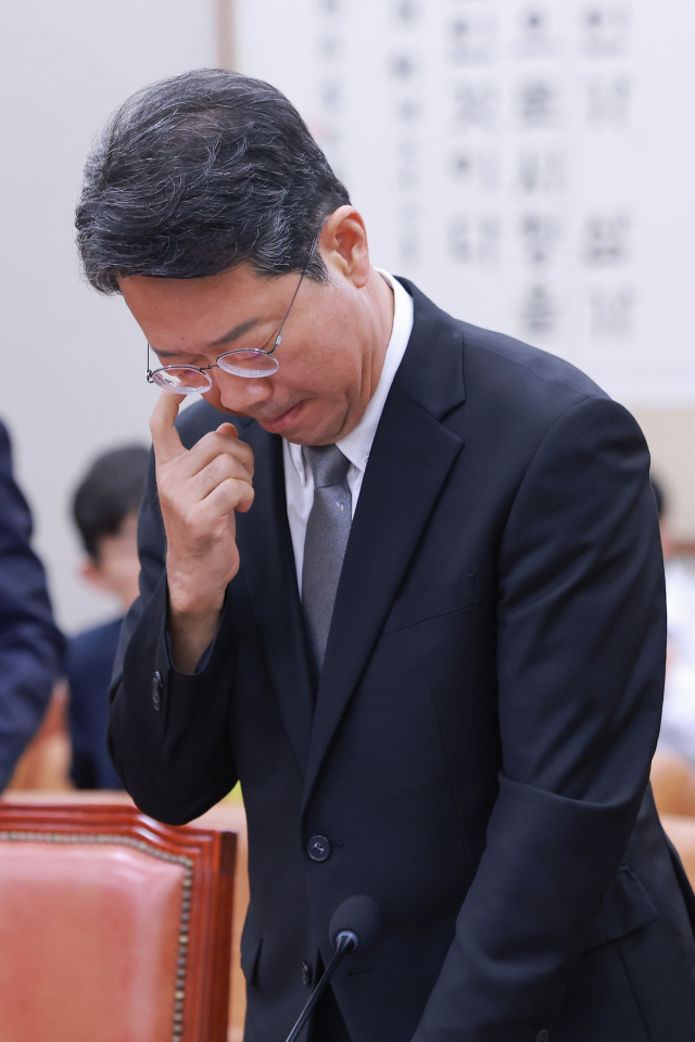 김승원 법무부 장관 후보자가 지난 15일 국회 법제사법위원회에서 열린 인사청문회가 잠시 정회되자 청문회장을 떠나고 있다. 연합뉴스