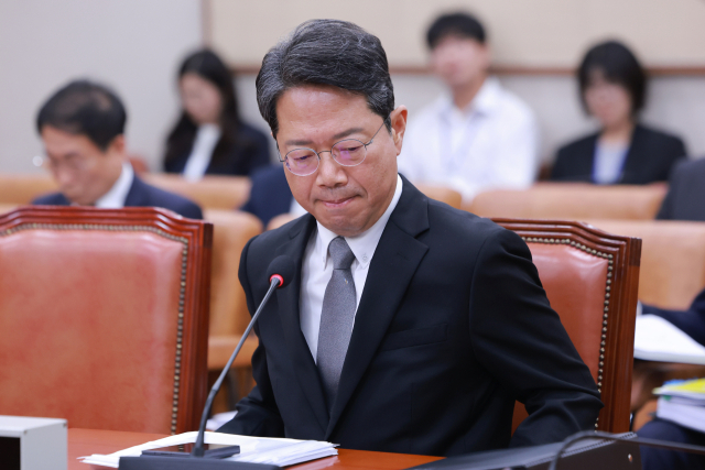 김승원 법무부 장관 후보자가 지난 15일 국회 법제사법위원회에서 열린 인사청문회가 잠시 정회되자 청문회장을 떠나기 위해 자리에서 일어나고 있다. 연합뉴스