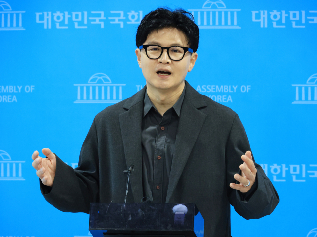 김승원 법무부 장관 후보자가 자진사퇴 기자회견을 한 19일 무소속 한동훈 의원이 국회 소통관 앞에서 기자들의 질문에 답하고 있다. 연합뉴스