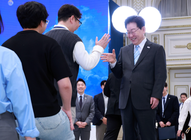 이재명 대통령이 19일 청와대에서 열린 청년의 날 기념식 행사에서 입장하는 청년들과 인사하고 있다. 연합뉴스