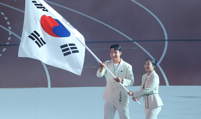 19일 일본 나고야 미즈호공원 육상경기장에서 열린 2026 아이치·나고야 아시안게임 개회식에서 한국 선수단 기수로 선정된 조정 김동용과 탁구 신유빈이 태극기를 들고 입장하고 있다. 연합뉴스