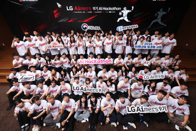 19일부터 20일까지 경기도 이천 LG인화원에서 열린 LG그룹 주최의 ‘LG 에이머스 해커톤’ 행사 참가자들이 단체사진을 찍고 있다.LG그룹 제공