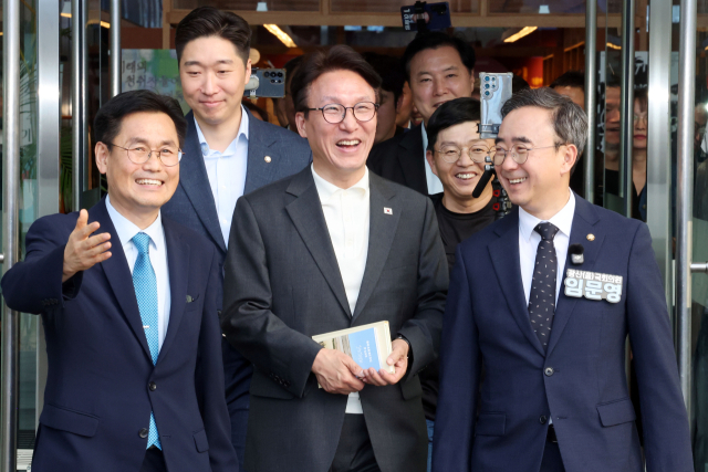 김민석 더불어민주당 대표와 김상욱 국립아시아문화전당장이 지난 19일 오후 전남광주 동구 국립아시아문화전당(ACC)에서 함께 전시를 관람하고 있다. 연합뉴스