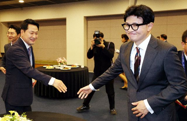 국민의힘 장동혁 대표와 무소속 한동훈 의원이 8월 25일 서울 중구 대한상공회의소에서 열린 문화미래리포트 2026에서 악수하고 있다. 연합뉴스