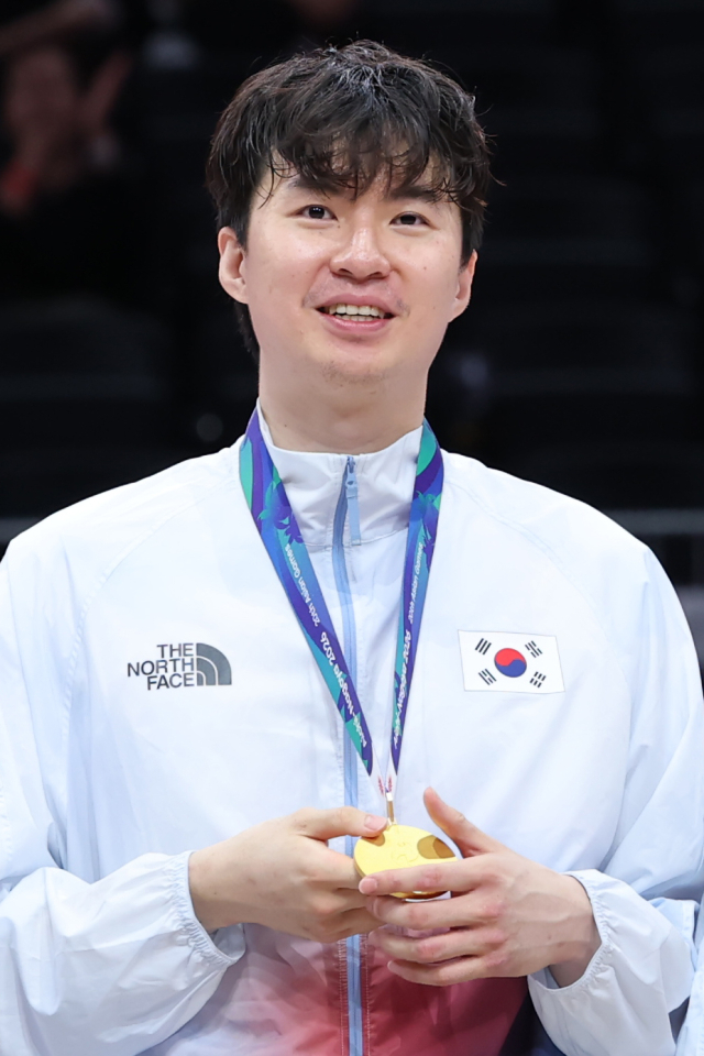 20일 일본 나고야 아이치 인터내셔널 아레나에서 열린 2026 아이치·나고야 아시안게임 남자 농구 금메달을 획득한 이현중이 시상대에 올라 금메달을 걸고 미소 짓고 있다. 연합뉴스