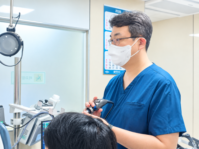 호흡기 감염병 예방을 위해 외출 후 손씻기, 실내 주기적 환기, 마스크 착용 등 기본 방역 수칙을 지켜야 한다. 부산 메리놀병원 이비인후과 박태정 과장은 “발열, 인후통, 몸살 증상이 있을 때에는 가까운 의원에서 정확한 진단 하에 치료를 받아야 한다”고 강조했다. 메리놀병원 제공