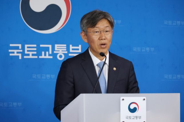 김이탁 국토교통부 1차관이 21일 정부세종청사에서 '두텁고 촘촘한 주거복지' 실현을 위한 주거안정플랜을 발표하고 있다. 연합뉴스