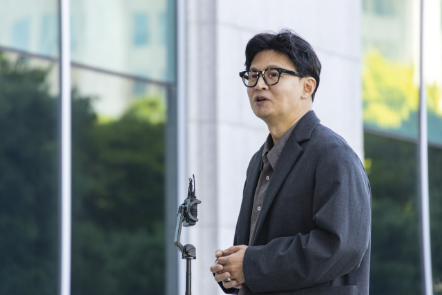무소속 한동훈 의원이 지난 20일 국회에서 취재진과 만나 김승원 법무부 장관 후보자 사퇴와 이에 따른 더불어민주당의 대응과 관련해 입장을 밝히고 있다. 연합뉴스