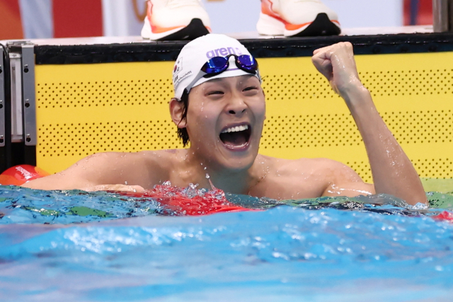 21일 도쿄 아쿠아틱스 센터에서 열린 2026 아이치·나고야 아시안게임 수영 남자 50m 자유형 예선. 한국 김영범이 대회 신기록을 세운 후 기뻐하고 있다. 연합뉴스