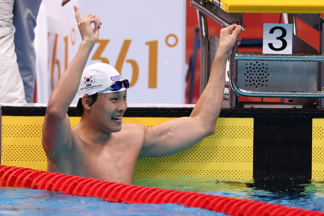 21일 도쿄 아쿠아틱스 센터에서 열린 2026 아이치·나고야 아시안게임 수영 남자 50m 자유형 예선. 한국 김영범이 대회 신기록을 세운 후 기뻐하고 있다. 연합뉴스