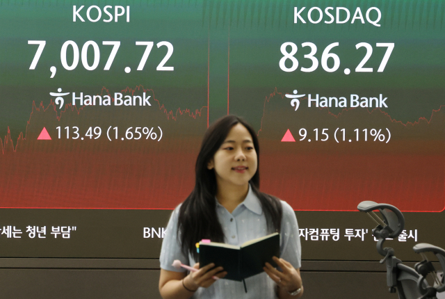 21일 서울 중구 하나은행 딜링룸에서 직원이 업무를 보고 있다. 이날 코스피는 대형 반도체주 강세에 힘입어 7000선을 탈환했다. 연합뉴스