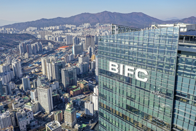 한국자산관리공사(캠코), 한국예탁결제원 등 다수의 금융기관들이 입주해 있는 부산 남구 문현동 부산국제금융센터(BIFC) 전경. 김종진 기자 kjj1761@