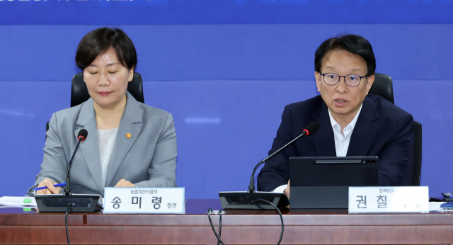 더불어민주당 권칠승(오른쪽) 정책위의장이 21일 국회에서 열린 농지 전수조사 추진 당정 협의에서 발언하고 있다. 연합뉴스
