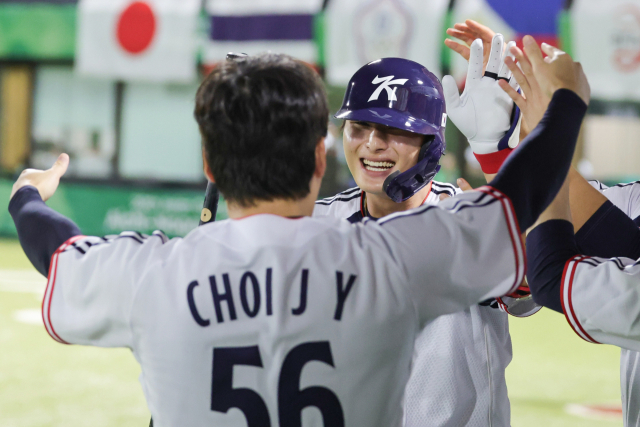 21일 일본 아이치현 오카자키 중앙종합공원야구장에서 열린 2026 아이치·나고야 아시안게임 야구 B조 조별리그 1차전 대한민국과 대만의 경기. 8회말 2사 주자 없는 상황 대한민국 윤동희가 솔로홈런을 친 뒤 홈으로 들어오며 동료들과 함께 기뻐하고 있다. 연합뉴스