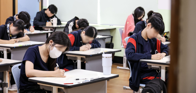 추석 연휴 기간에는 6월과 9월 모의평가 오답을 분석해 원인을 파악하는 것이 좋다. 2027학년도 대학수학능력시험 9월 모의평가를 치르는 학생들. 이원준 기자 lwj@