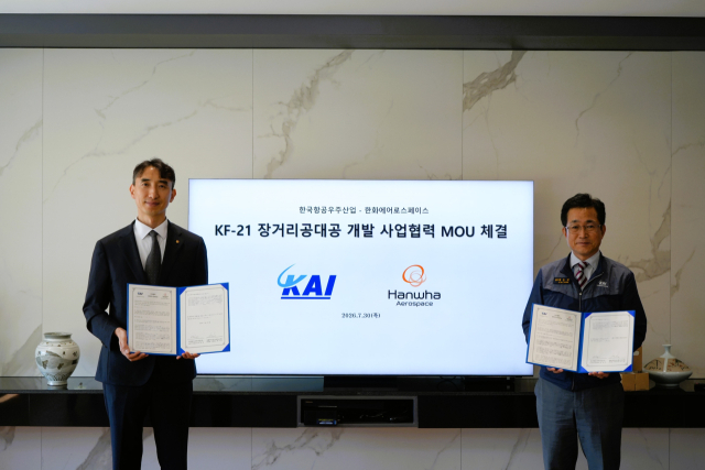 지난 7월 경남 사천시 한국항공우주산업(KAI) 본사에서 열린 KF-21 장거리 공대공 개발 사업협력 MOU 체결식에서 백기봉 한화에어로스페이스 PGM2사업단장과 백중현 KAI 국내사업본부 고정익사업1실장이 기념촬영하고 있다. 한화에어로스페이스 제공