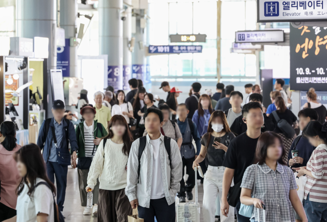 24~27일 나흘간의 추석 연휴를 하루 앞둔 23일 부산 동구 부산역이 귀성객들로 북적이고 있다. 이원준 기자 lwj@
