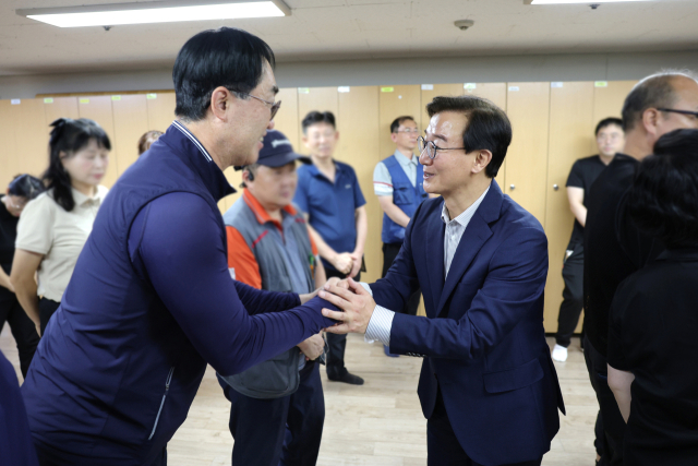 전재수 부산시장이 추석을 맞아 23일 오전 부산시청 내 현업 근무직원들을 격려하고 있다. 부산시 제공