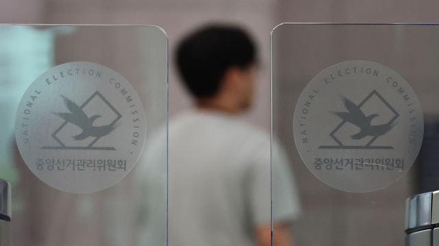 6·3 지방선거 투표용지 부족 사태를 규명할 이태한 선거관리위원회 특별검사팀이 본격적인 강제수사에 나선 지난 17일 경기도 과천 중앙선거관리위원회 모습. 이날 특검팀은 중앙선관위와 지방 선관위 등 총 10곳에 대해 압수수색을 진행했다. 연합뉴스