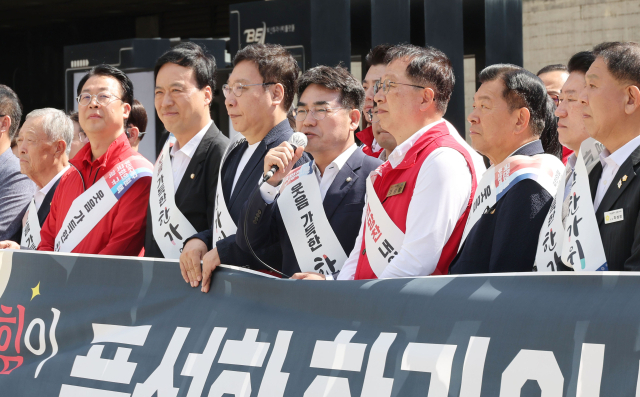 추석 연휴를 하루 앞둔 23일 박홍배 더불어민주당 부산시당위원장 등 당직자들이 부산역 광장에서 귀성 인사에 나섰다(위). 이날 이성권 국민의힘 부산시당위원장을 비롯한 국민의힘 국회의원과 시·구의원들도 부산역에서 명절 인사를 진행했다. 정종회 기자 jjh@