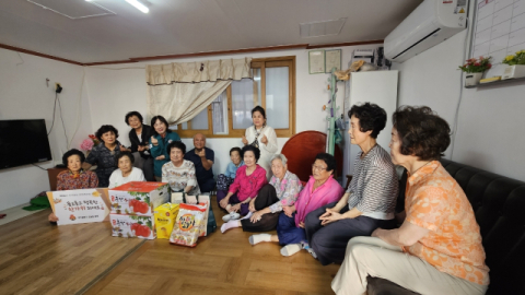 부산진구 새마을문고 초읍동 분회, 추석맞이 결연경로당 찾아 온정 나눔