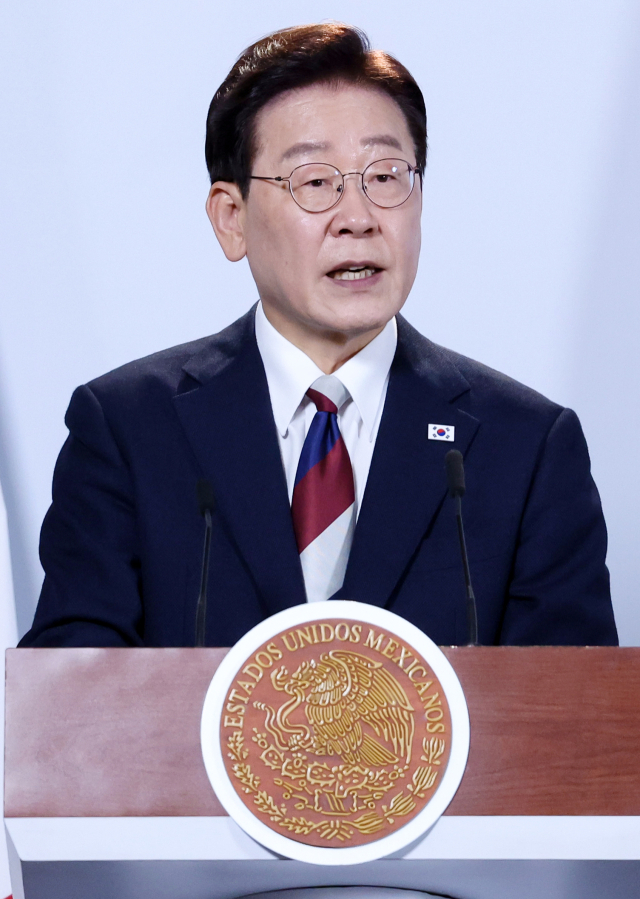 이재명 대통령이 24일(현지시간) 멕시코시티 대통령궁에서 열린 클라우디아 셰인바움 멕시코 대통령과의 공동언론발표에서 발언하고 있다. 연합뉴스