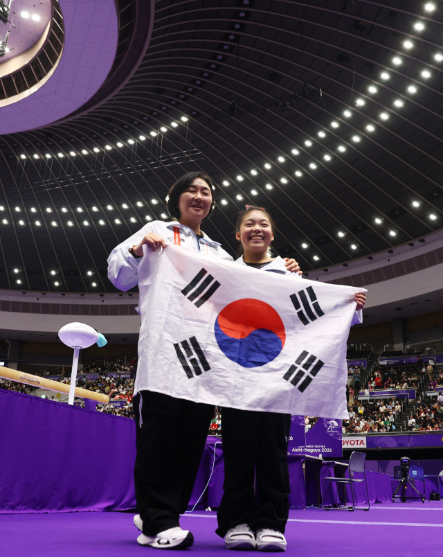 25일 아이치·나고야 아시안게임 여자 기계체조 평균대에서 금메달을 획득한 황서현이 태극기를 들고 웃고 있다. 로이터 연합뉴스